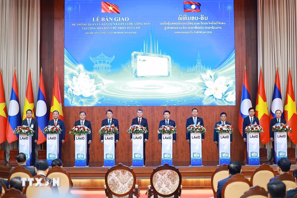 ttxvn-thu-tuong-le-minh-hung-va-thu-tuong-lao-saleumxay-kommasith-du-le-ban-giao-he-thong-quan-ly-dan-cu-va-cccd-tai-lao-2.jpg