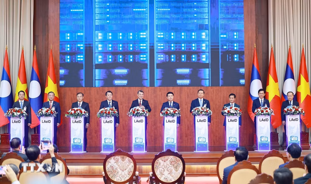 ttxvn-thu-tuong-le-minh-hung-va-thu-tuong-lao-saleumxay-kommasith-du-le-ban-giao-he-thong-quan-ly-dan-cu-va-cccd-tai-lao-3.jpg