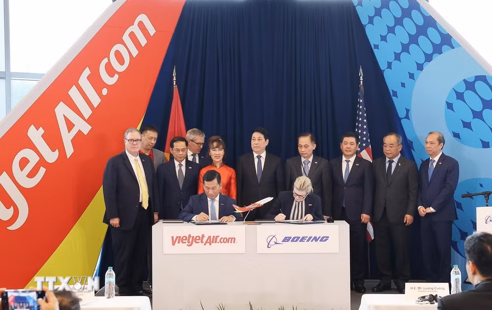ttxvn-chu-tich-nuoc-chung-kien-le-ky-ket-ban-giao-may-bay-giua-boeing-va-vietjetair2.jpg