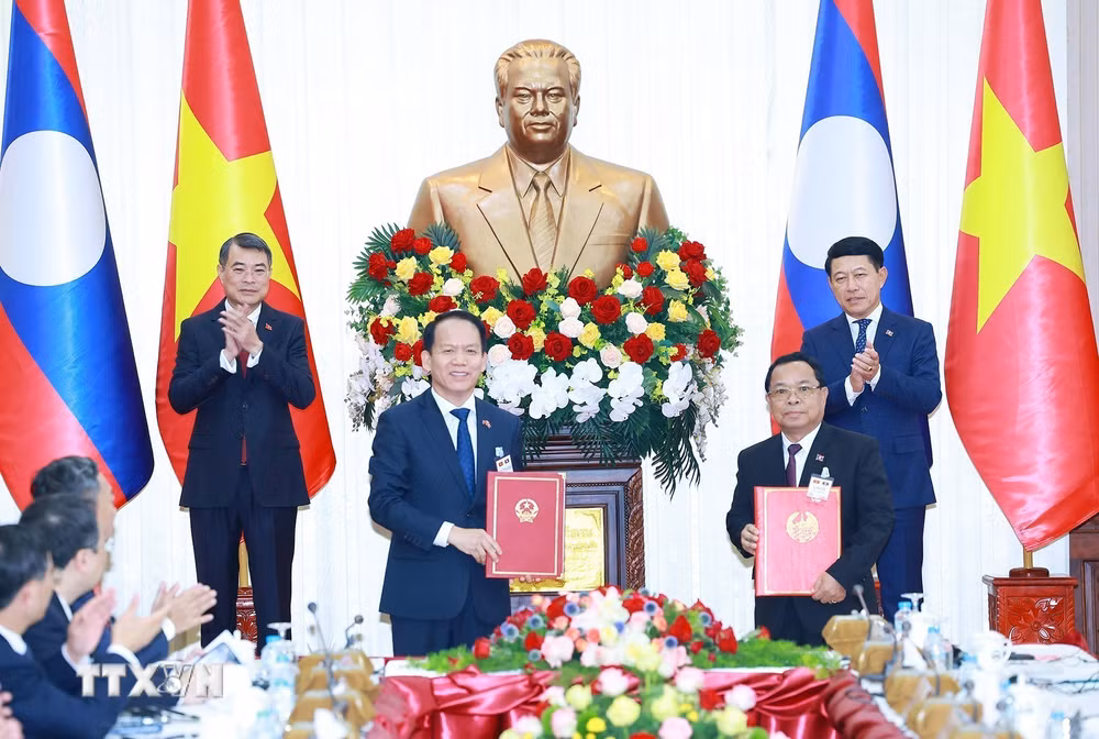 ttxvn_thu-tuong-le-minh-hung-va-thu-tuong-lao-saleumxay-kommasith-chung-kien-le-trao-van-kien-hop-tac3.jpg