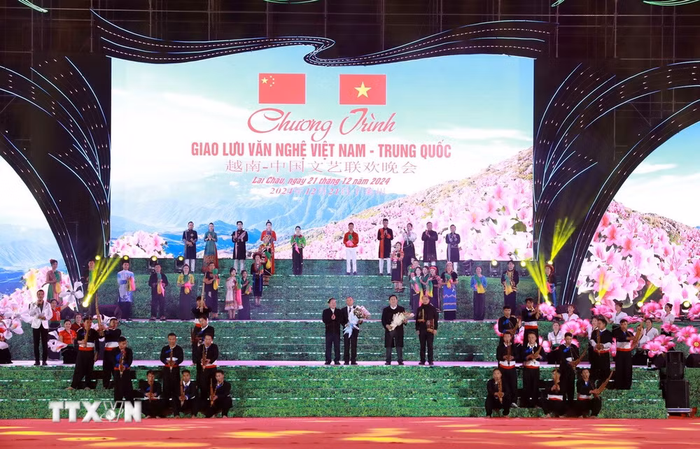 ttxvn-giao-luu-van-nghe-viet-nam-trung-quoc-song-nui-noi-lien-tham-tinh-huu-nghi-resize.jpg