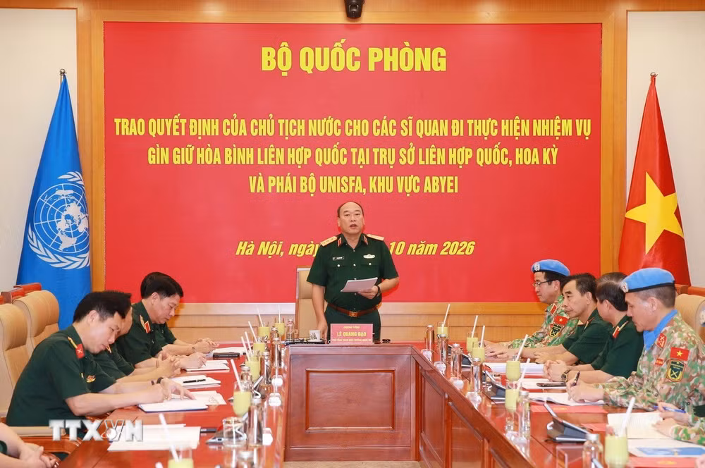 ttxvn_trao-quyet-dinh-cho-cac-si-quan-di-thuc-hien-nhiem-vu-gghb-lhq-4.jpg