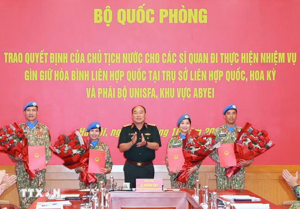 ttxvn_trao-quyet-dinh-cho-cac-si-quan-di-thuc-hien-nhiem-vu-gghb-lhq.jpg