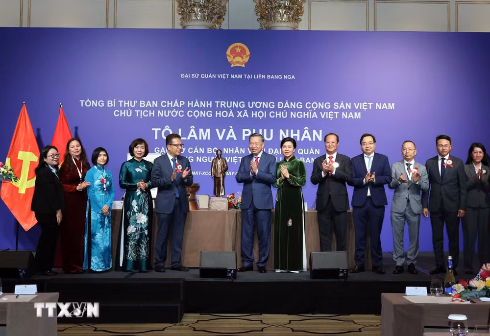 ttxvn-tong-bi-thu-chu-tich-nuoc-to-lam-va-phu-nhan-gap-go-cong-dong-nguoi-viet-nam-tai-nga5.jpg