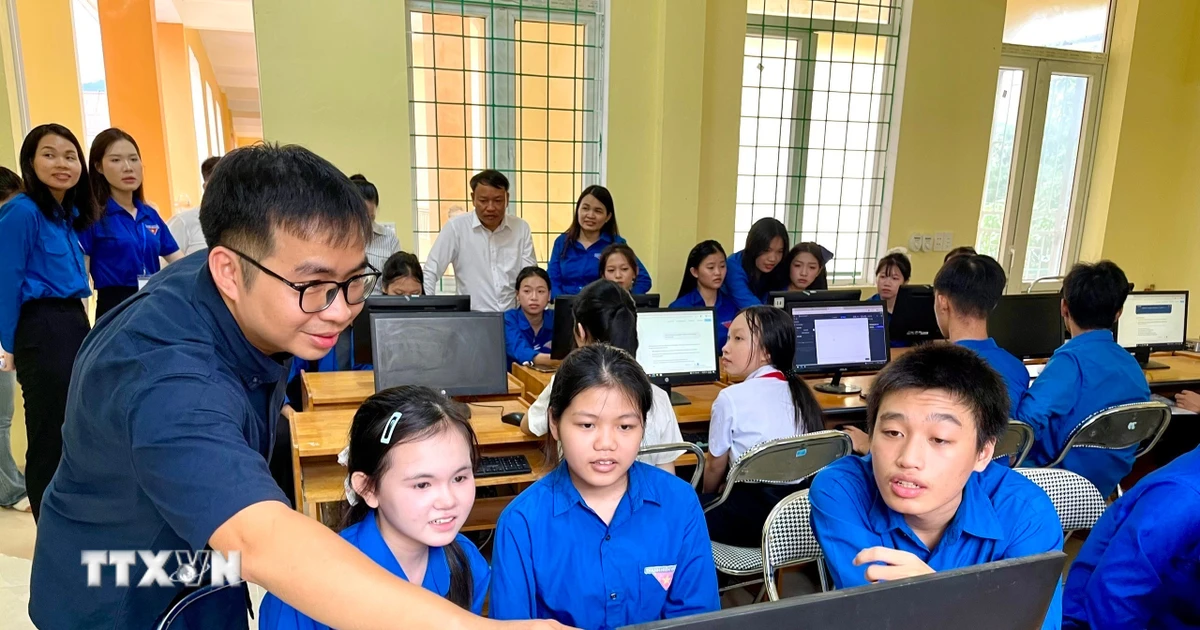 Giúp thanh thiếu nhi vùng biên tiếp cận công nghệ theo cách gần gũi, trực quan