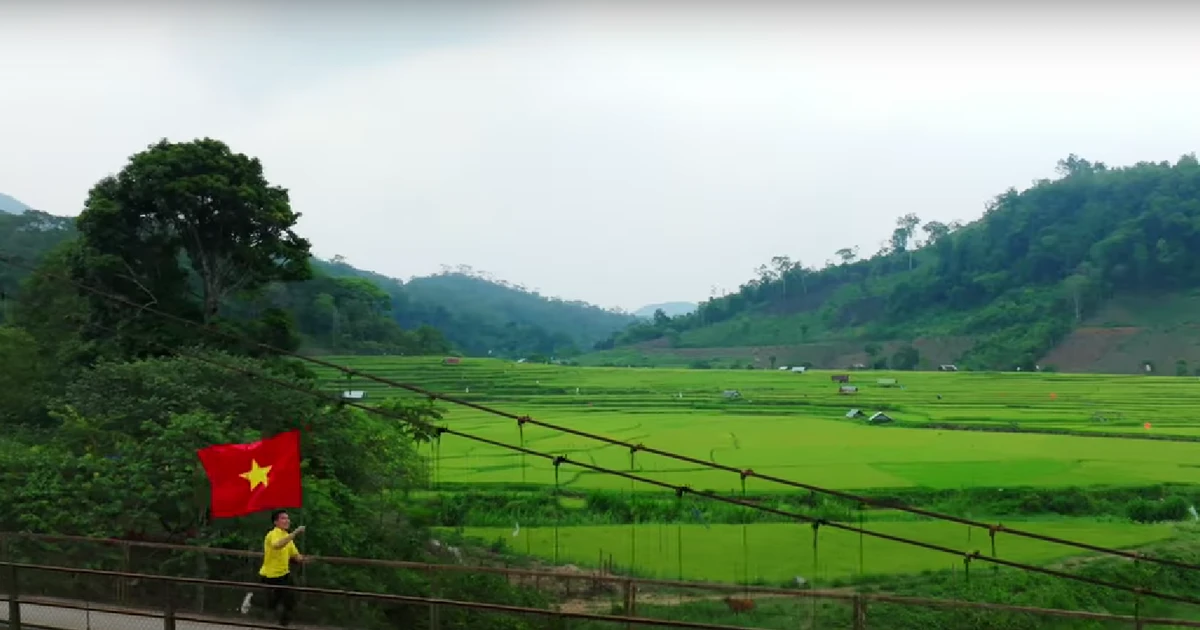 Quách Beem rước cờ Tổ quốc chạy 'Một vòng Việt Nam' trong MV mừng Quốc ...