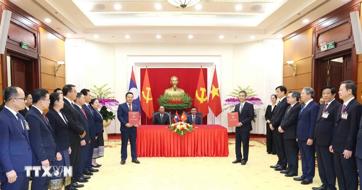 Thường trực Ban Bí thư Trần Cẩm Tú và Thường trực Ban Bí thư Trung ương Đảng Nhân dân Cách mạng Lào chứng kiến Lễ trao văn kiện hợp tác giữa hai văn phòng Trung ương