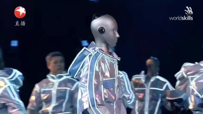 Robot hình người biểu diễn cùng các vũ công trên sân khấu WorldSkills 2026