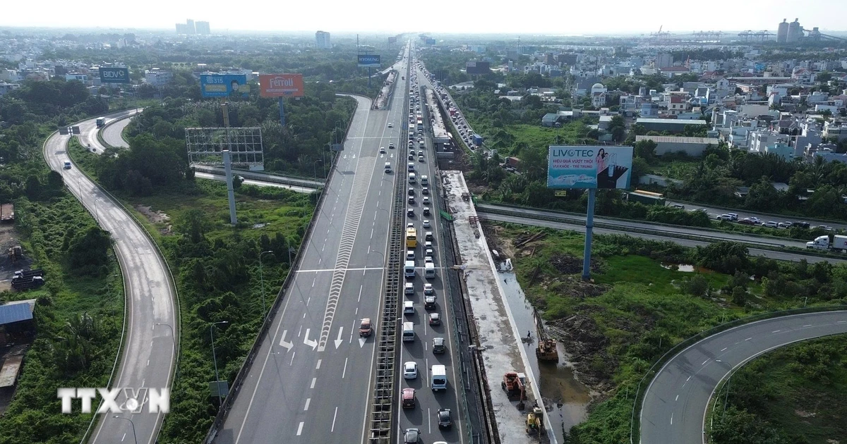 Hàng nghìn ôtô ùn ứ trên cao tốc Thành phố Hồ Chí Minh-Long Thành-Dầu Giây