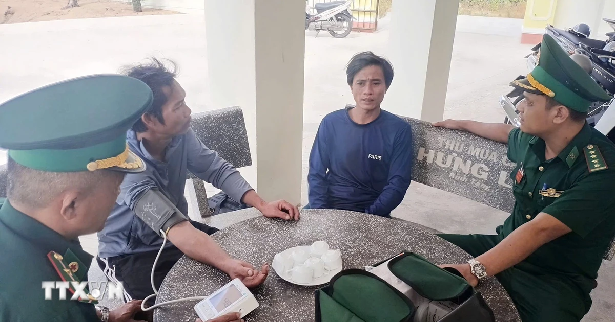 Đắk Lắk: Tàu cá bị chìm ngoài khơi, 4 ngư dân được cứu kịp thời