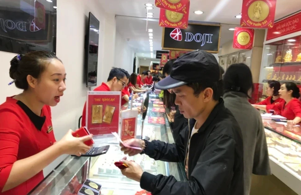 Giá vàng nhẫn tăng mạnh, chênh lệch mua bán vẫn cao