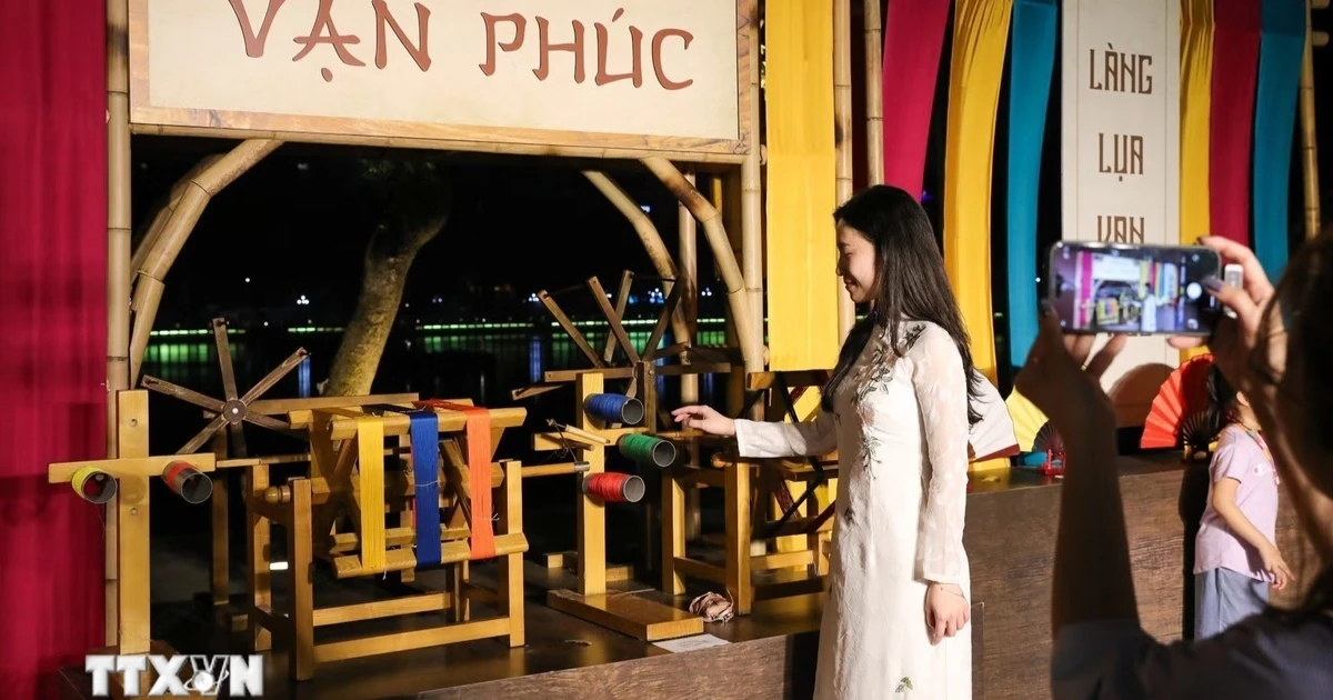 Chuyển đổi số ở làng lụa Vạn Phúc: Đưa di sản nghìn năm trở thành điểm đến số