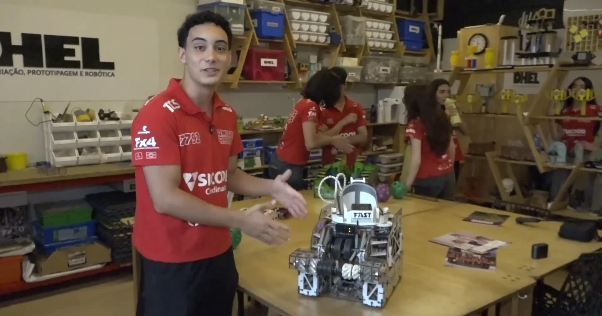 Nhóm thanh niên Brazil dùng dây rút và polycarbonate chế tạo robot vô địch thế giới