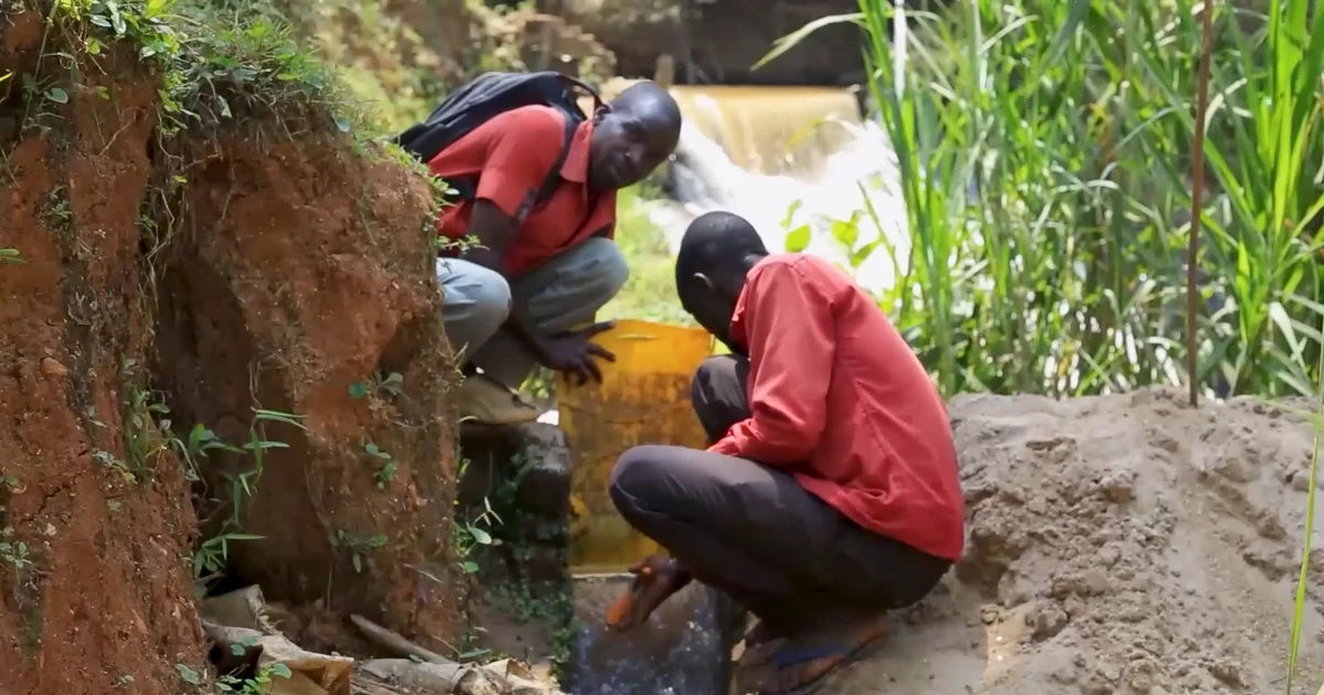 Ngôi làng ở Burundi "thoát bóng tối" nhờ ý tưởng thủy điện tự chế từ một dòng sông