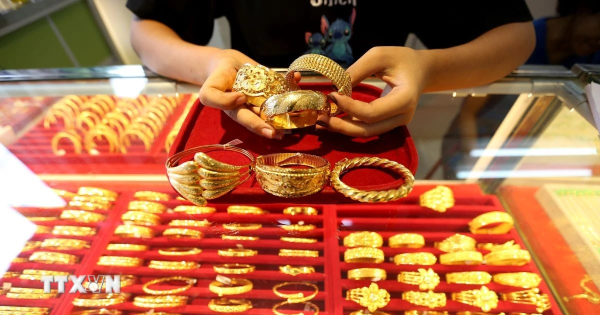 Giá vàng chạm đáy 3 tuần do sức ép từ USD và lo ngại lạm phát
