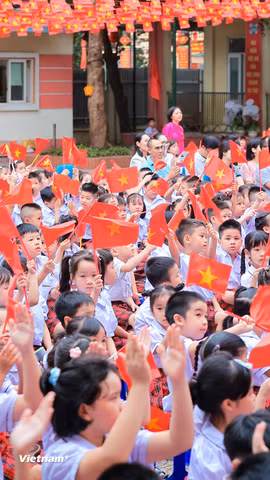Hà Nội: Rực rỡ sắc cờ và nụ cười trong ngày hội toàn dân đưa trẻ đến trường 