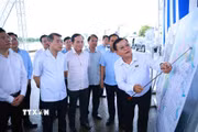 Thủ tướng Lê Minh Hưng kiểm tra thực địa Dự án xây dựng hạ tầng và cải tạo môi trường kênh Tham Lương - Bến Cát - Rạch Nước Lên, tại phường An Nhơn. (Ảnh: Dương Giang/TTXVN)
