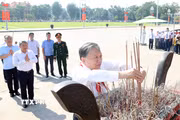 Tổng Bí thư, Chủ tịch nước Tô Lâm dâng hương tưởng nhớ Chủ tịch Hồ Chí Minh trước Lăng Bác. (Ảnh: Thống Nhất/TTXVN)
