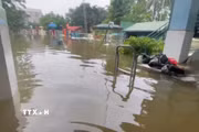 Trường Mầm non Xuân Mai (xã Xuân Mai, Hà Nội) vẫn còn ngập sâu. (Ảnh: TTXVN phát)