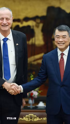 Thủ tướng Lê Minh Hưng tiếp Đại sứ Israel Yaron Mayer đến chào kết thúc nhiệm kỳ công tác. (Ảnh: Dương Giang/TTXVN)