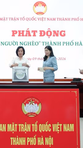 Cán bộ, công chức, người lao động Cơ quan Ủy ban Mặt trận Tổ quốc Việt Nam thành phố Hà Nội ủng hộ Quỹ "Vì người nghèo". (Ảnh: Trang Thông tin điện tử Đảng bộ thành phố Hà Nội)