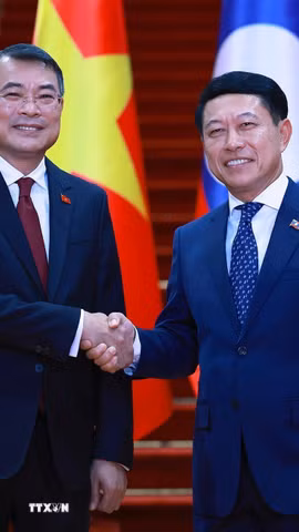 Thủ tướng Lê Minh Hưng và Thủ tướng Lào Saleumxay Kommasith chụp ảnh chung. (Ảnh: Dương Giang/TTXVN)