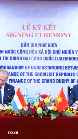 Bộ trưởng Bộ Tài chính Việt Nam Ngô Văn Tuấn và Bộ trưởng Bộ Tài chính Luxembourg Gilles Roth ký Bản ghi nhớ hợp tác. (Ảnh: Đức Minh/TTXVN phát)