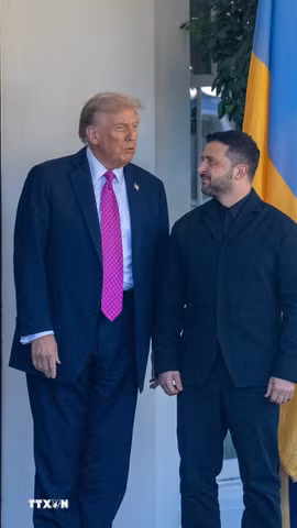 Tổng thống Mỹ Donald Trump và Tổng thống Ukraine Volodymyr Zelensky. (Ảnh: THX/TTXVN phát)