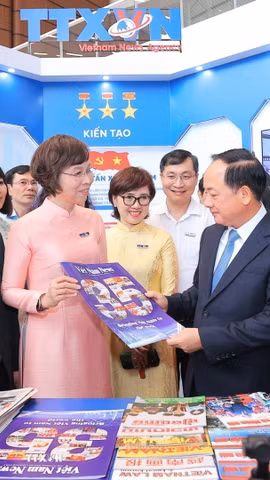 Đồng chí Trịnh Văn Quyết, Ủy viên Bộ Chính trị, Bí thư Trung ương Đảng, Trưởng Ban Tuyên giáo và Dân vận Trung ương và các đồng chí lãnh đạo thăm gian trưng bày của TTXVN tại Hội báo toàn quốc 2026. (Ảnh: Minh Quyết/TTXVN)