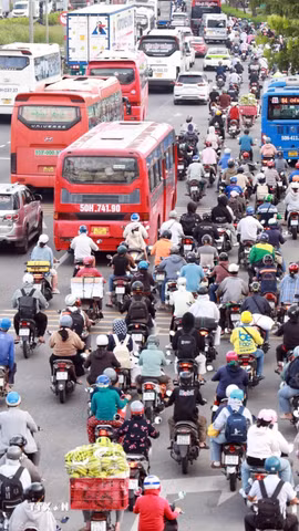 Dòng phương tiện từ TP. Hồ Chí Minh bắt đầu rời thành phố về quê, khiến giao thông tại các cửa ngõ phía Tây trở nên đông đúc. (Ảnh: Mạnh Linh/TTXVN)