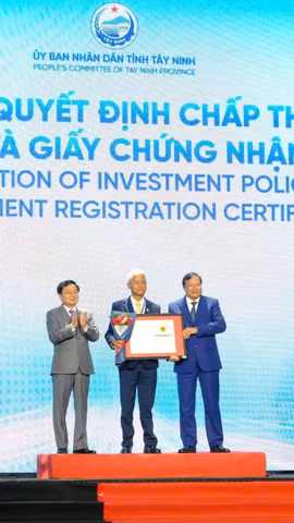Trao quyết định chấp thuận chủ trương đầu tư, giấy chứng nhận đăng ký đầu tư cho 27 nhà đầu tư với 31 dự án. (Ảnh: Cổng Thông tin điện tử tỉnh Tây Ninh)