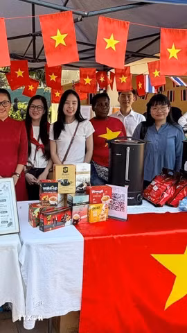 Tập thể cán bộ, nhân viên Đại sứ quán Việt Nam tại Mozambique chụp ảnh lưu niệm tại gian hàng trong ngày hội. (Ảnh: TTXVN phát)