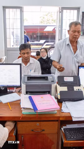 Người dân Tây Ninh làm thủ tục hành chính tại trung tâm dịch vụ công. (Ảnh: Giang Phương/TTXVN)