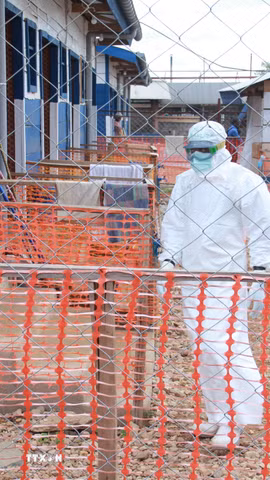 Nhân viên y tế tại trung tâm điều trị Ebola ở tỉnh Bắc Kivu, Cộng hòa Dân chủ Congo, ngày 8/10/2026. (Ảnh: THX/TTXVN phát)