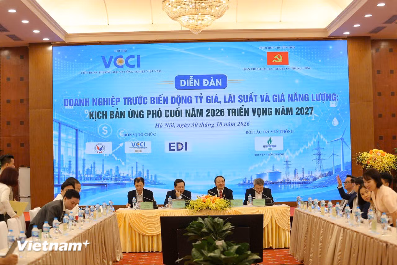 Diễn đàn “Doanh nghiệp trước biến động tỷ giá, lãi suất và giá năng lượng: Kịch bản ứng phó cuối năm 2026, triển vọng năm 2027,” ngày 30/10. (Ảnh: Vietnam+)