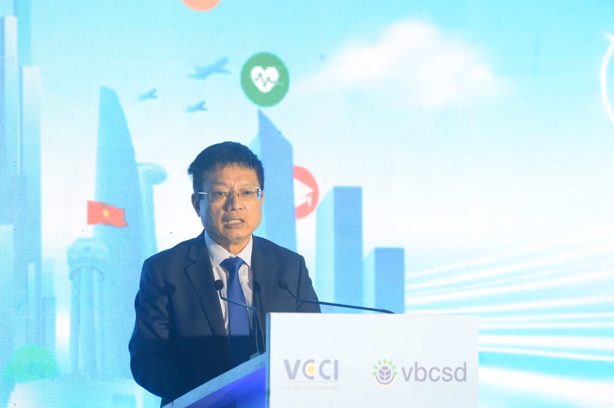Chủ tịch VCCI thẳng thắn nhìn nhận đằng sau khát vọng tăng trưởng hai con số là yêu cầu cấp bách về việc chuyển đổi mô hình. (Ảnh: Vietnam+)