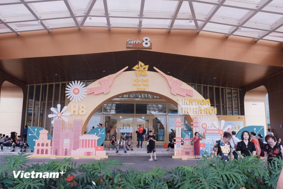 Từ ngày 25/10 đến 4/11, tại Trung tâm Triển lãm Việt Nam, Hội chợ Mùa Thu lần thứ Nhất năm 2025 với chủ đề “Kết nối con người với sản xuất - kinh doanh” với tổng diện tích trưng bày hơn 130.000m², quy tụ khoảng 3.000 gian hàng. (Ảnh: Phương Trang/Vietnam+)