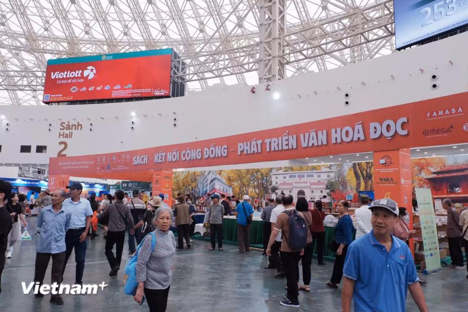 Toàn cảnh gian hàng “Mùa vàng tri thức” nhìn từ xa, với sắc vàng của sách trải dài, tạo nên hình ảnh bắt mắt giữa không gian Hội chợ, là minh chứng cho hành trình giáo dục hội nhập, sáng tạo, phát triển bền vững. (Ảnh: Phương Trang/Vietnam+)