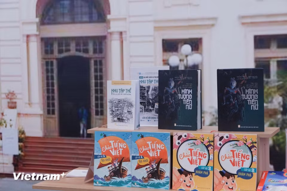 Gian hàng không chỉ là nơi trưng bày sách mà còn là không gian trải nghiệm giáo dục, gần gũi, hiện đại, phản ánh nỗ lực lan tỏa tri thức và gìn giữ bản sắc văn hóa Việt. (Ảnh: Phương Trang/Vietnam+)
