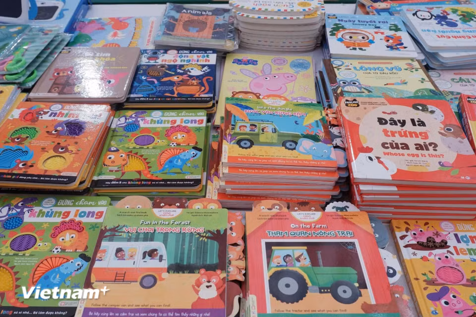 Khu dành cho thiếu nhi trưng bày hơn 3.000 cuốn sách: từ bộ sách tương tác “Chuyển động”, “Tò mò muốn biết”, “Ú òa, mở ra!” đến “Cuốn sách khoa học đầu tiên dành cho học sinh Tiểu học.” (Ảnh: Phương Trang/Vietnam+)