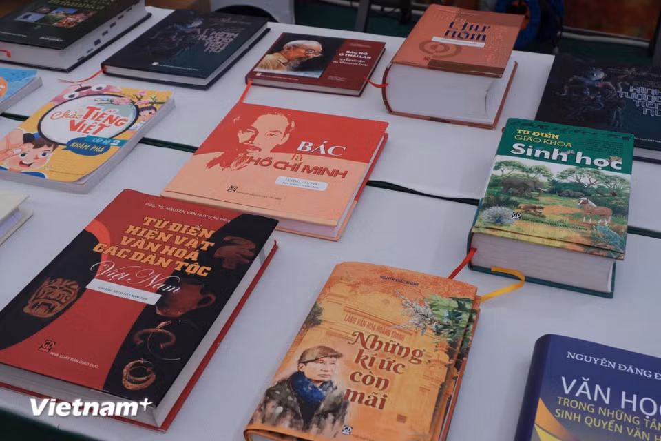 Xung quanh mô hình Khuê Văn Các là những đầu sách tham khảo đạt giải và sách có giá trị giáo dục cao, thể hiện chất lượng và uy tín của Nhà xuất bản. (Ảnh: Phương Trang/Vietnam+)
