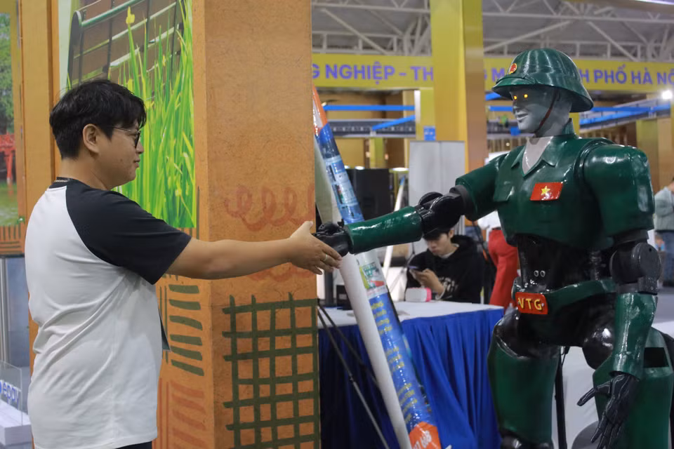 Nhiều ứng dụng, giải pháp công nghệ từ các doanh nghiệp được giới thiệu. (Ảnh: Minh Anh/Vietnam+)