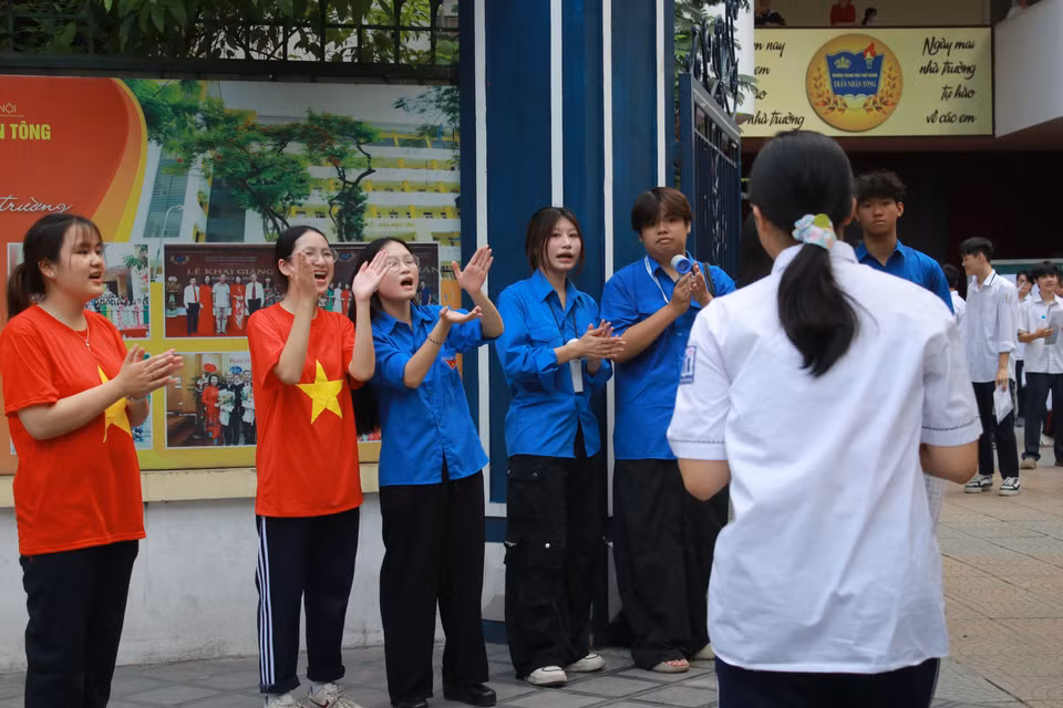 Đội "hoạt náo viên" cổ vũ tinh thần cho sỹ tử. (Ảnh: Minh Anh/Vietnam+)