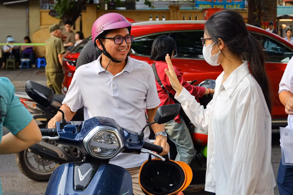 Sáng 7/6, hơn 100.000 sỹ tử ở Hà Nội bước vào ngày thi đầu tiên, thời tiết ủng hộ, có nắng nhẹ nhưng chủ yếu trời mát, dễ chịu. (Ảnh: PV/Vietnam+)