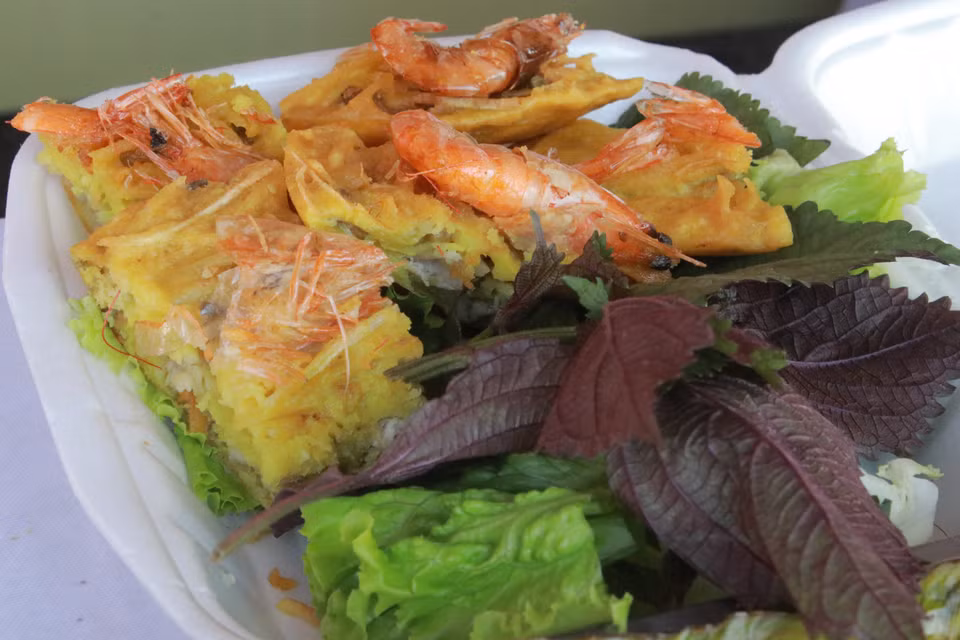 Bánh vá Cần Thơ do nghệ nhân địa phương đứng bếp. (Ảnh: Minh Anh/Vietnam+)