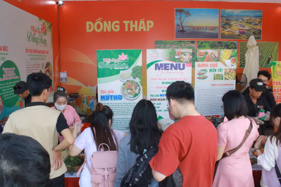Quầy Đồng Tháp mang đến các loại hủ tiếu, bún mắm, bánh quê... (Ảnh: Minh Anh/Vietnam+)