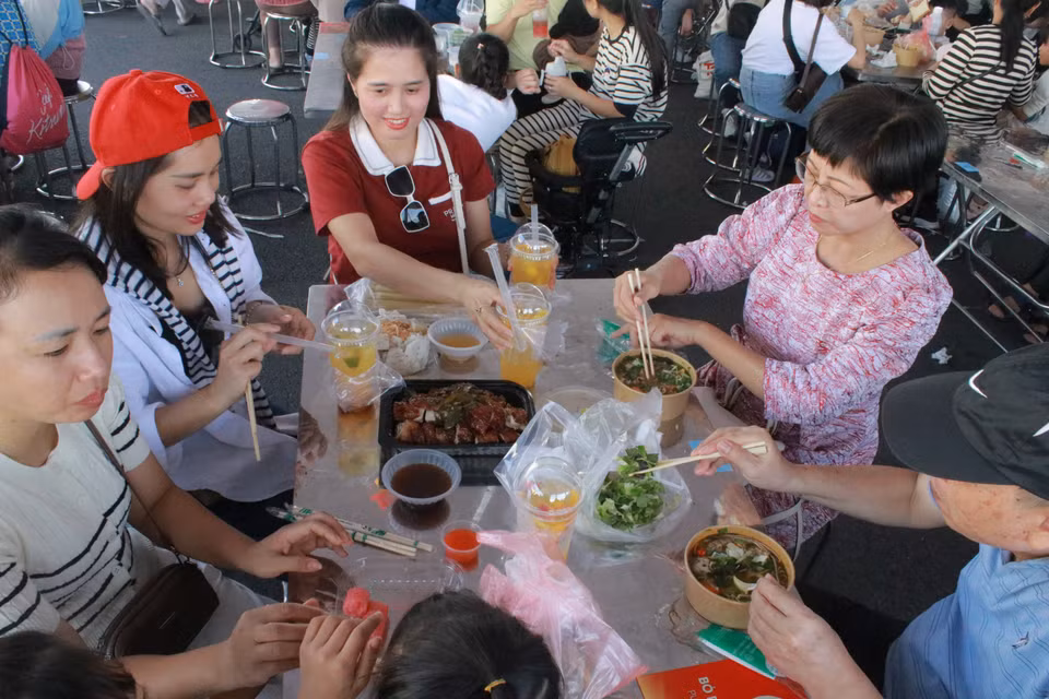 Vịt quay Lạng Sơn là một trong những món đắt hàng nhất tại hội chợ, phù hợp để ăn trưa chung một nhóm. (Ảnh: Minh Anh/Vietnam+)