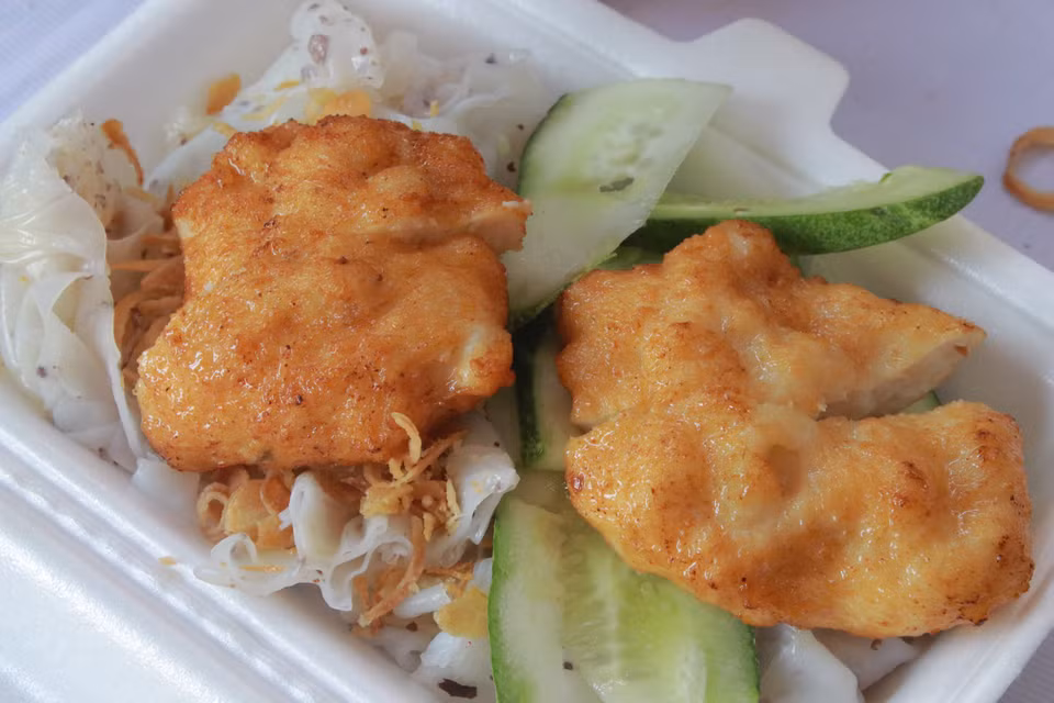 Bánh cuốn ăn kèm chả mực - đặc sản Quảng Ninh. (Ảnh: Minh Anh/Vietnam+)