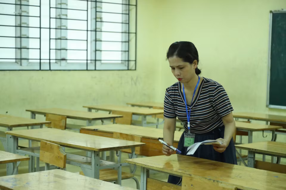 Tại điểm thi trường Trung học Cơ sở Tây Mỗ (Nam Từ Liêm), phó trưởng điểm thi Đỗ Thị Thu Thủy cho biết điểm thi này có 20 phòng thi chính thức, 2 phòng thi dự phòng và 1 phòng chờ. (Ảnh: Hoài Nam/Vietnam+)