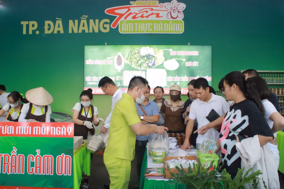 Đông đúc quầy ẩm thực Đà Nẵng. (Ảnh: Minh Anh/Vietnam+)
